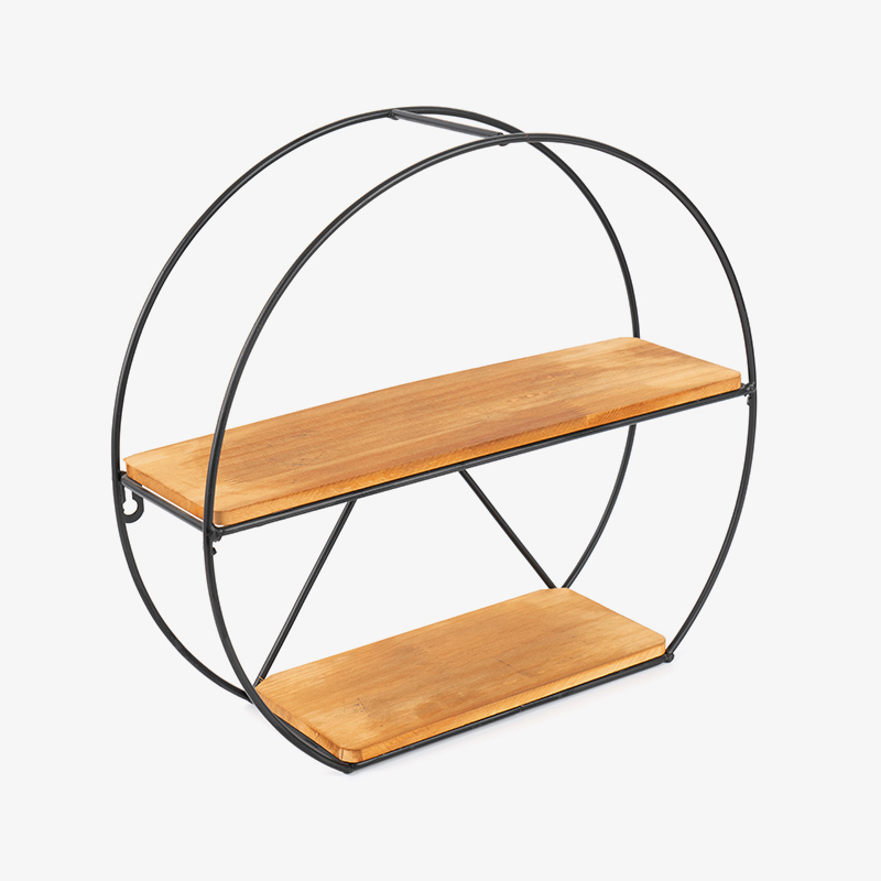 Gyllene vägghylla och hängande förvaringskorg för kök