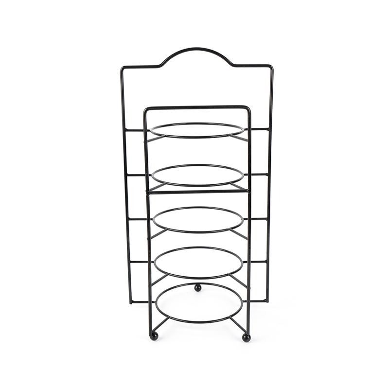 Upplagt serveringsställ med skålar och fat