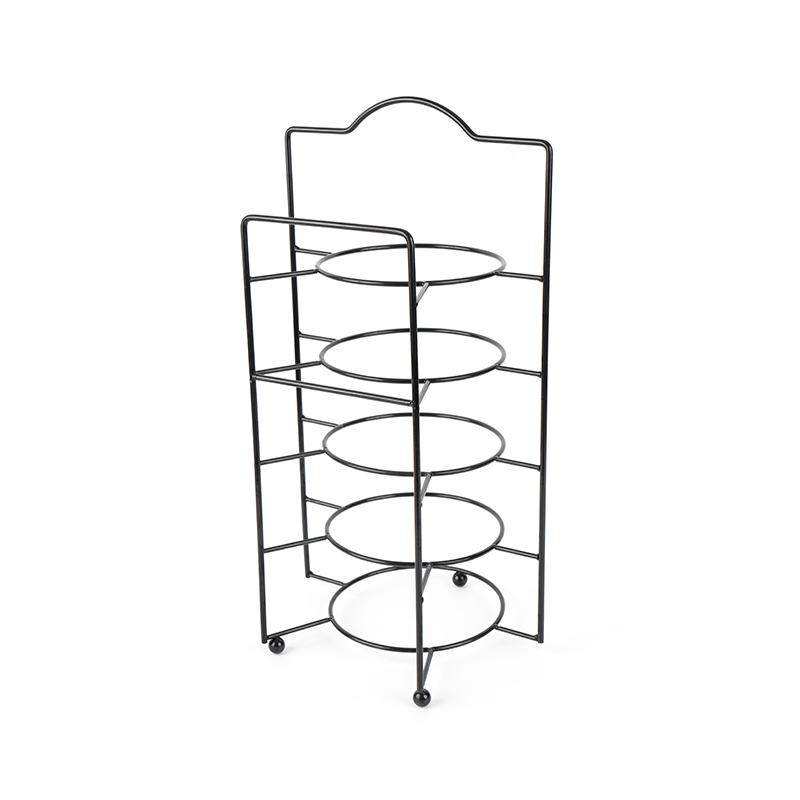 Upplagt serveringsställ med skålar och fat