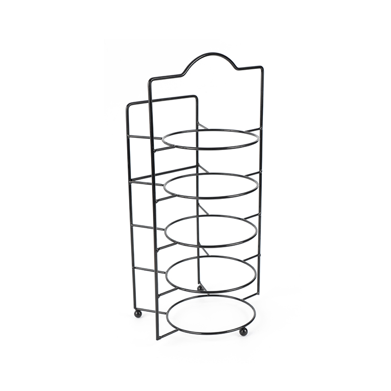 Upplagt serveringsställ med skålar och fat