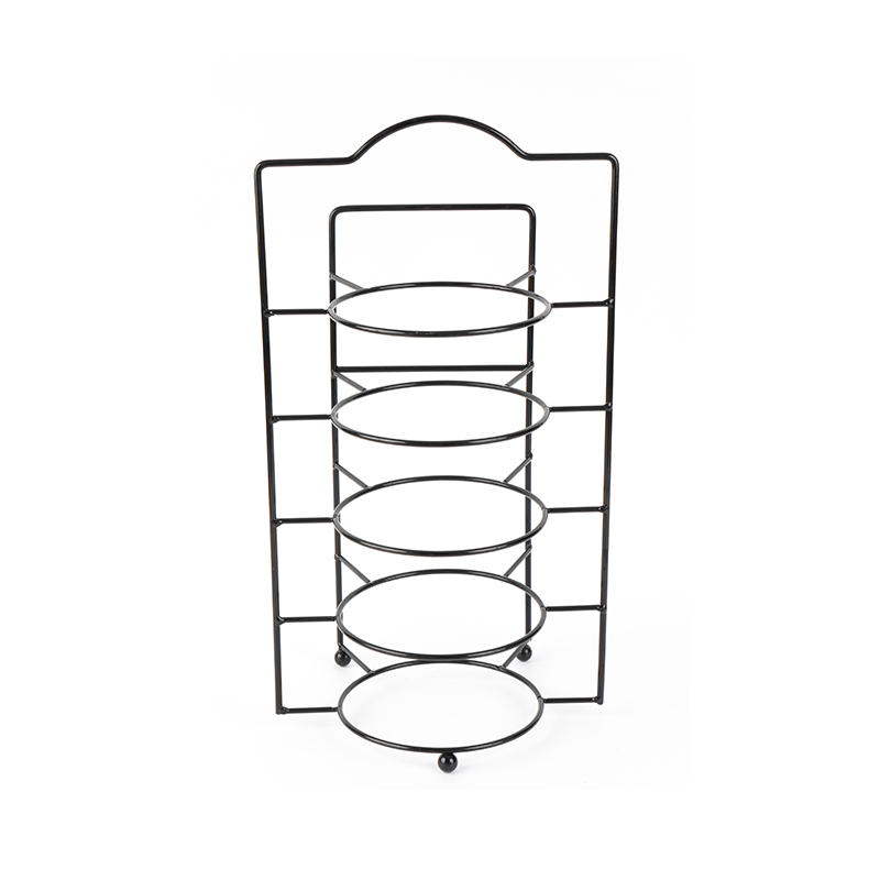 Upplagt serveringsställ med skålar och fat