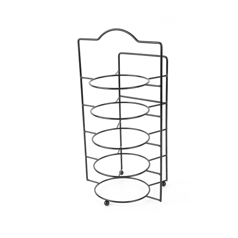 Upplagt serveringsställ med skålar och fat