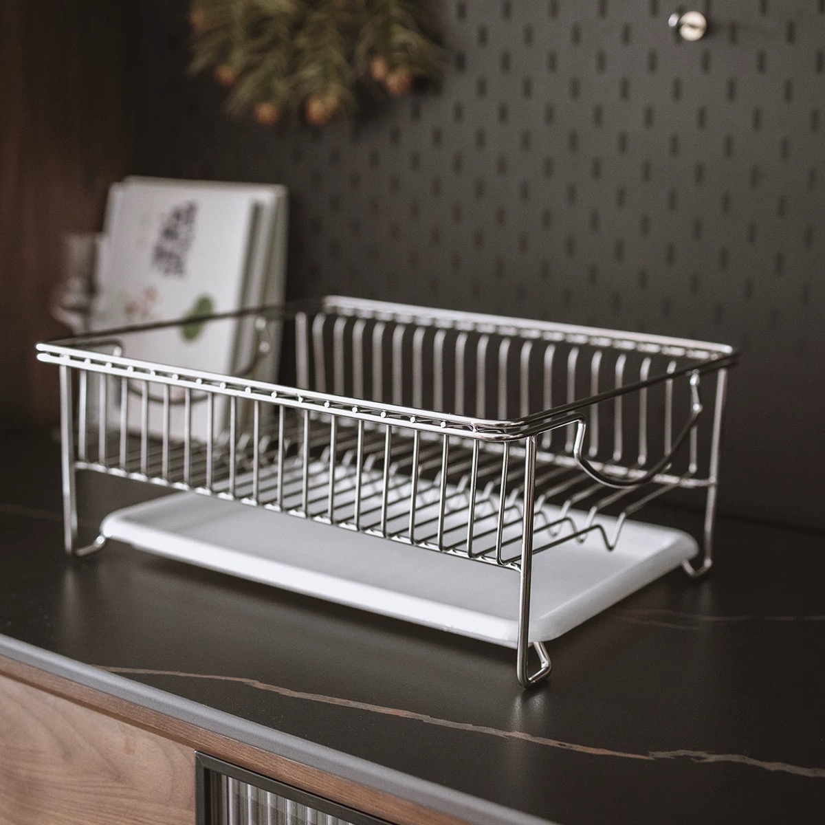 Hur jämför ett hushållsställ i metall med ett trä?